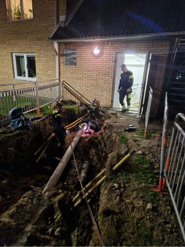Nattligt schakt vid akut läcka på fjärrvärmebolagets sida av nätet. 
Truppen var på plats inom cirka en timme i en mellanstor ort i södra Sverige.